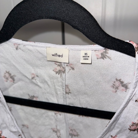 Aritzia White floral blouse with a touch of pink #floralblouse #aritzia - Picture 3 of 4